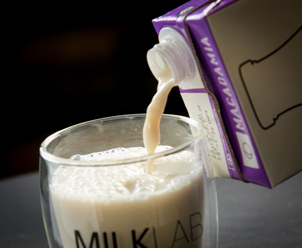 ▲營養師建議，不分年齡，每天建議早晚一杯牛奶補充所需營養素。（圖／記者劉雅文拍攝)