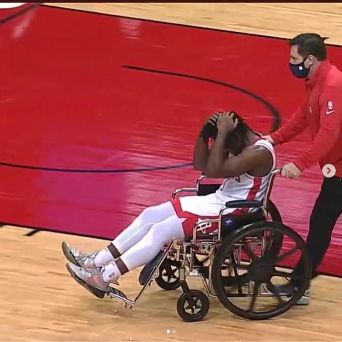 ▲火箭後衛Chris Clemons右腳跟腱撕裂坐輪椅退場，還難過到抱著頭。（圖／取自Chris Clemons Instagram）
