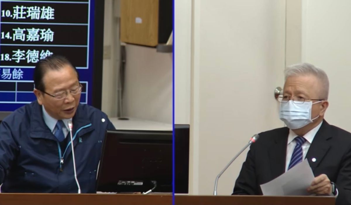 ▲台灣再被美國列為匯率操縱觀察名單，今（17）日在立法院財委會也引起朝野立委關注，中央銀行副總裁嚴宗大（右）強調維持匯率穩定是央行職責。（圖／擷取自立法院議事轉播）