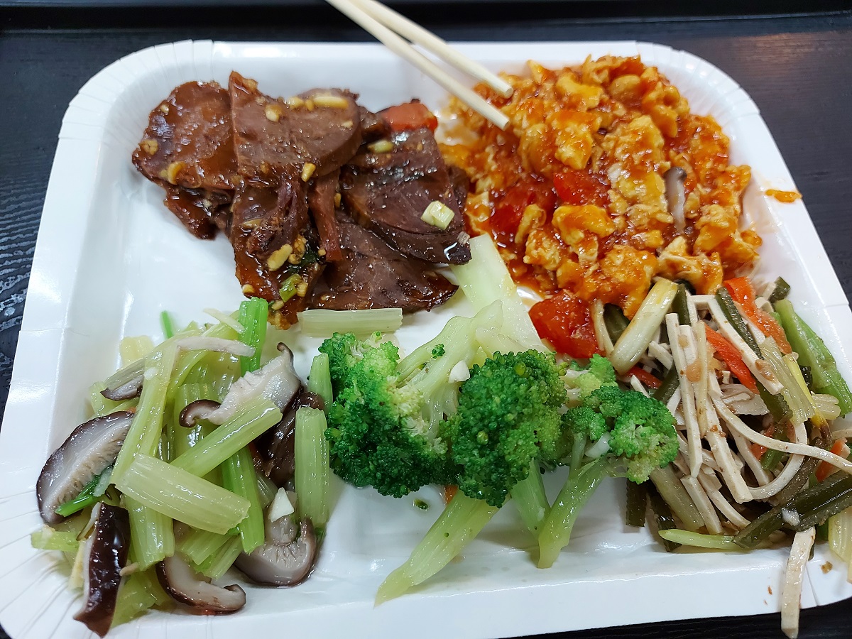 ▲有網友透露，自己到自助餐夾了「1肉4菜」，竟要價160元，讓他一頭霧水，而內行一看隨即揭密關鍵。（圖／翻攝自PTT）