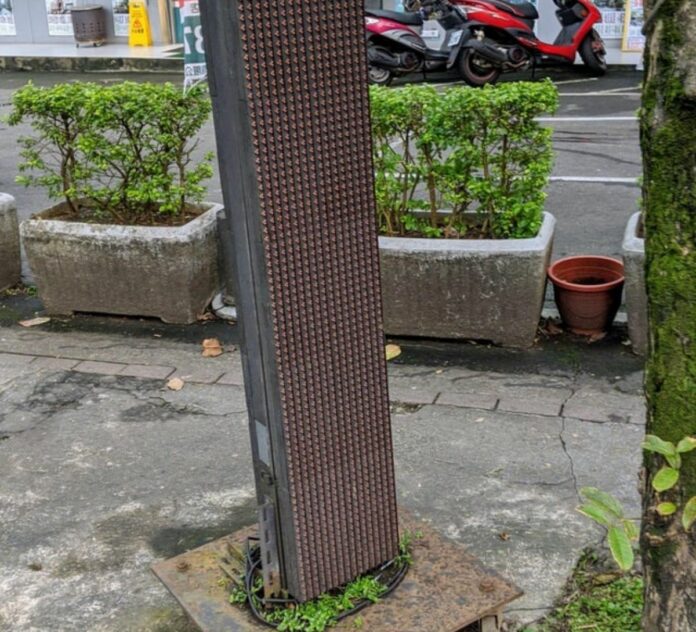 ▲這些巨大的金屬柱也漸漸成為網紅最愛打卡的地方，而台灣近期也出現了一個巨柱，只見它似乎也「因地制宜」，與他國不太一樣。（圖／取自@u/ILikeMondayz/Reddit）