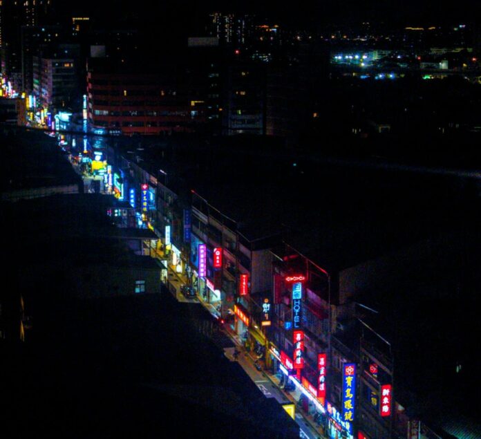 台北街頭霓虹燈超吸睛　老外熱議：賽博龐克世界？
