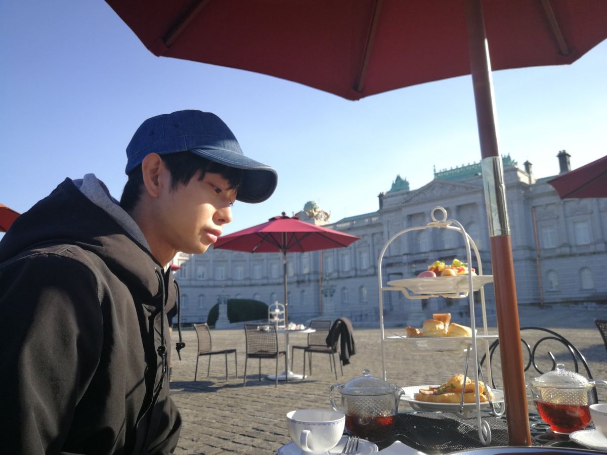 ▲日本一名叫做森本祥司的男子，其推特上已有27萬人追蹤，讓他爆紅的原因，就在於他提供「什麼都不做」的服務，只是靜靜陪伴客戶。（圖／翻攝自推特＠morimotoshoji）