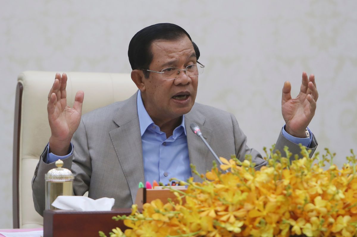 ▲柬埔寨總理洪森（Hun Sen）週二透過國家電視台發表演講，呼籲人民戴口罩、遵守防疫規範。（圖／美聯社／達志影像）