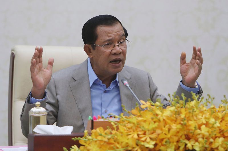 ▲柬埔寨總理洪森（Hun Sen）週二透過國家電視台發表演講，呼籲人民戴口罩、遵守防疫規範。（圖／美聯社／達志影像）
