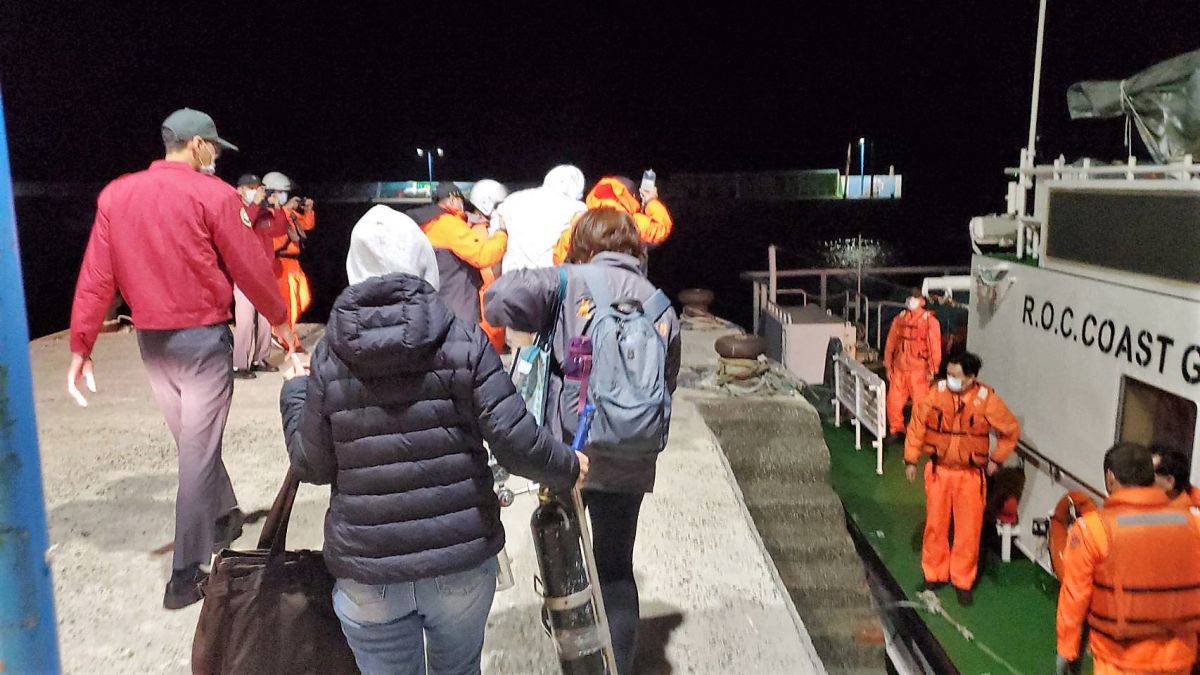 ▲澎湖將軍村的衛生所主任陳豪騫因心律不整，在17日凌晨5時連夜後送到三軍總院澎湖分院搶救。（圖／民眾提供）