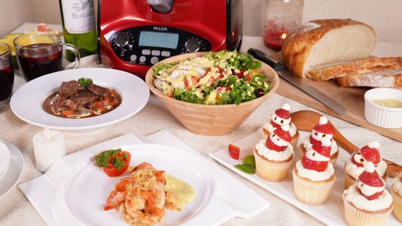 ▲舒肥雞胸酪梨沙拉、歐式麵包、香蒜胡椒蝦、紅酒燉牛肉、香料熱紅酒、杯子蛋糕。（圖/NOWnews攝）