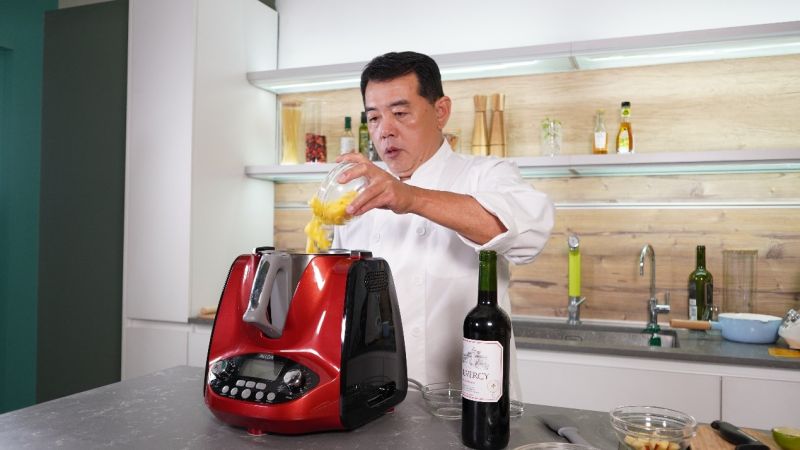 ▲艾食上村爸親自示範，教大家居家聚餐簡單做好菜。（圖/NOWnews攝）