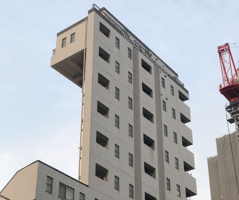 ▲日本網友發現一棟大樓從側面看去宛如一片薄片，怪異設計引發熱議。（圖／翻攝自@miura84的推特）