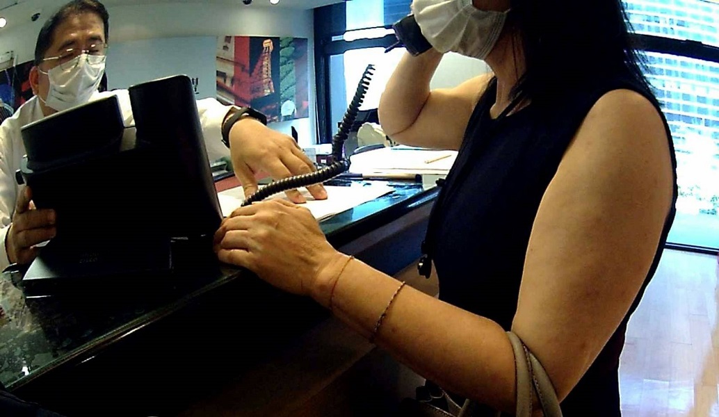 ▲在員警協助下，張姓婦人哽咽地與正牌兒子聯絡上，破解一場騙局。（圖/記者鄧力軍翻攝）