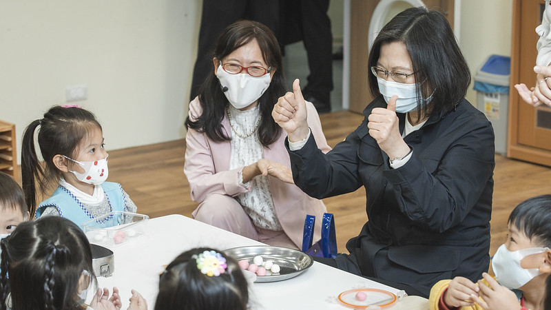 ▲總統蔡英文17日上午前往台北市訪視由國防部與台北市政府合作共辦，並委託實踐大學經營的非營利幼兒園。（圖／總統府提供）