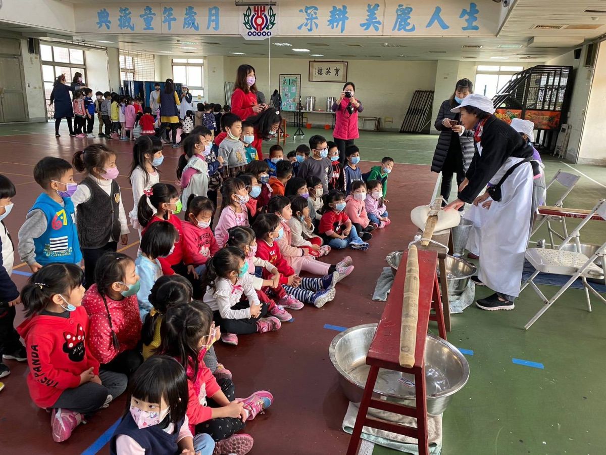 ▲中市沙鹿國小為了給學生一個有別以往的冬至體驗，示範湯圓的製程。(圖／沙鹿國小提供2020.12.17)