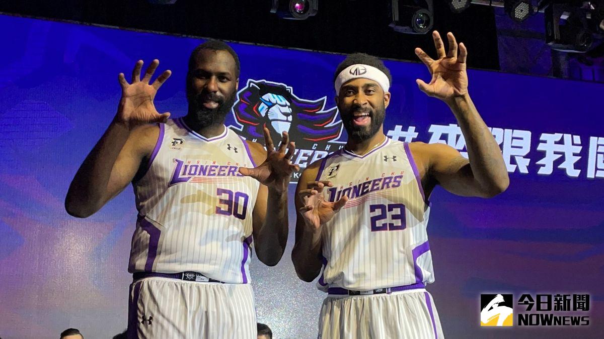 ▲新竹街口攻城獅今(17)日舉辦開季誓師大會記者會，兩位NBA等級的洋將狠投(右)、雷特也結束隔離首度亮相。（圖／鍾東穎攝 ,2020.12.17）