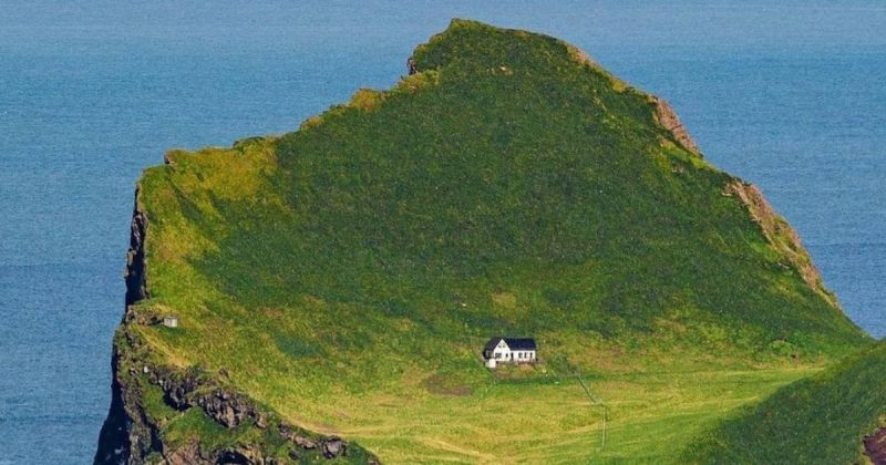 ▲冰島南方小島上一棟排色小屋被封為「世界最寂寞小屋」(圖|翻攝自IG@mineiseri)