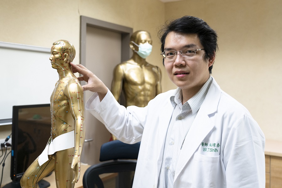 ▲嘉義長庚醫院施瑋泰酒師指出，病患在經過針灸，以周身大穴及頭皮針刺激下，意識能慢慢有一些進展。(圖／嘉義長庚醫院提供）