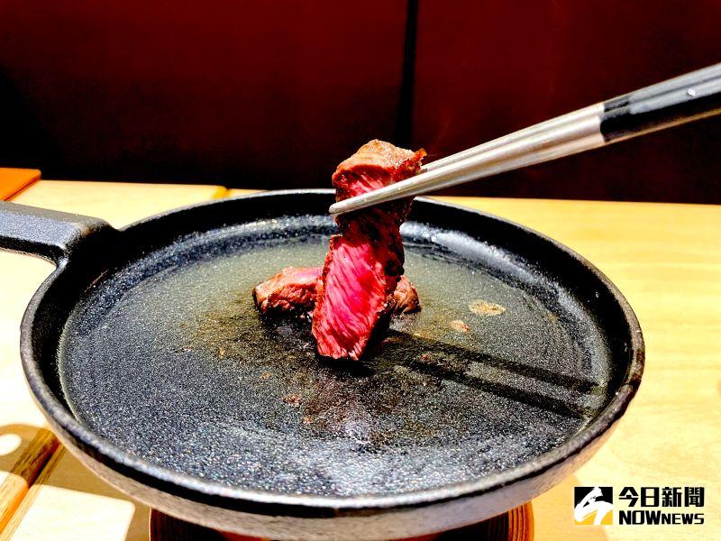 ▲「和風鐵板牛排」有別店內牛排現炸作法,首次使用鐵板逼出牛排肉香。(圖/記者黃仁杰攝,2020.12.17)