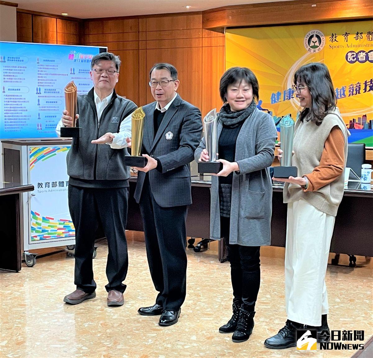 ▲對於SBL委員會拋出震撼彈，要懲處跳槽球員，體育署署長張少熙(左二)受訪表示，目前尚未行文至體育署，還不算正式成立。（圖／鍾東穎攝 ,2020.12.17）