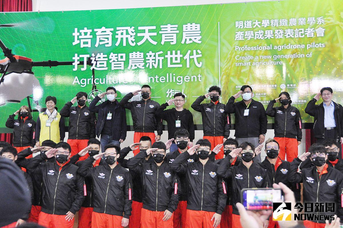 ▲明道大學農用無人機隊成軍，首批培訓學生就有35位考取可操控植保機的G2級證照。（圖／記者陳雅芳攝，2020.12. 17）