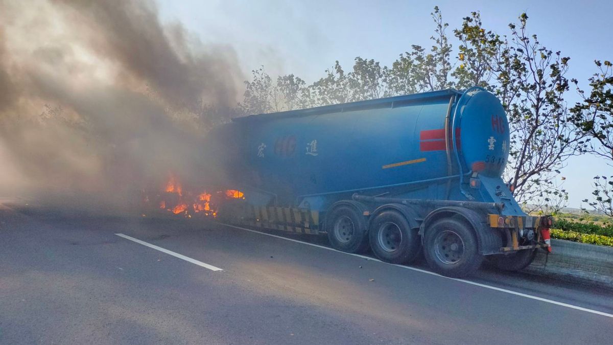 ▲槽車撞上工程車後，車頭起火燃燒。（圖／記者陳聖璋翻攝）