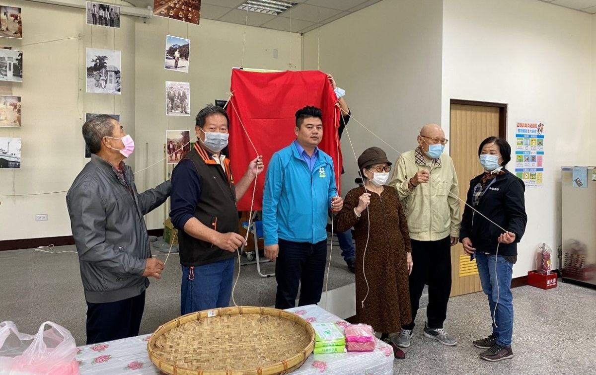 ▲高齡92歲吳老先生與鄉長陳建名及來賓一同為開展揭牌。（圖／記者蘇榮泉攝，2020.12.17）