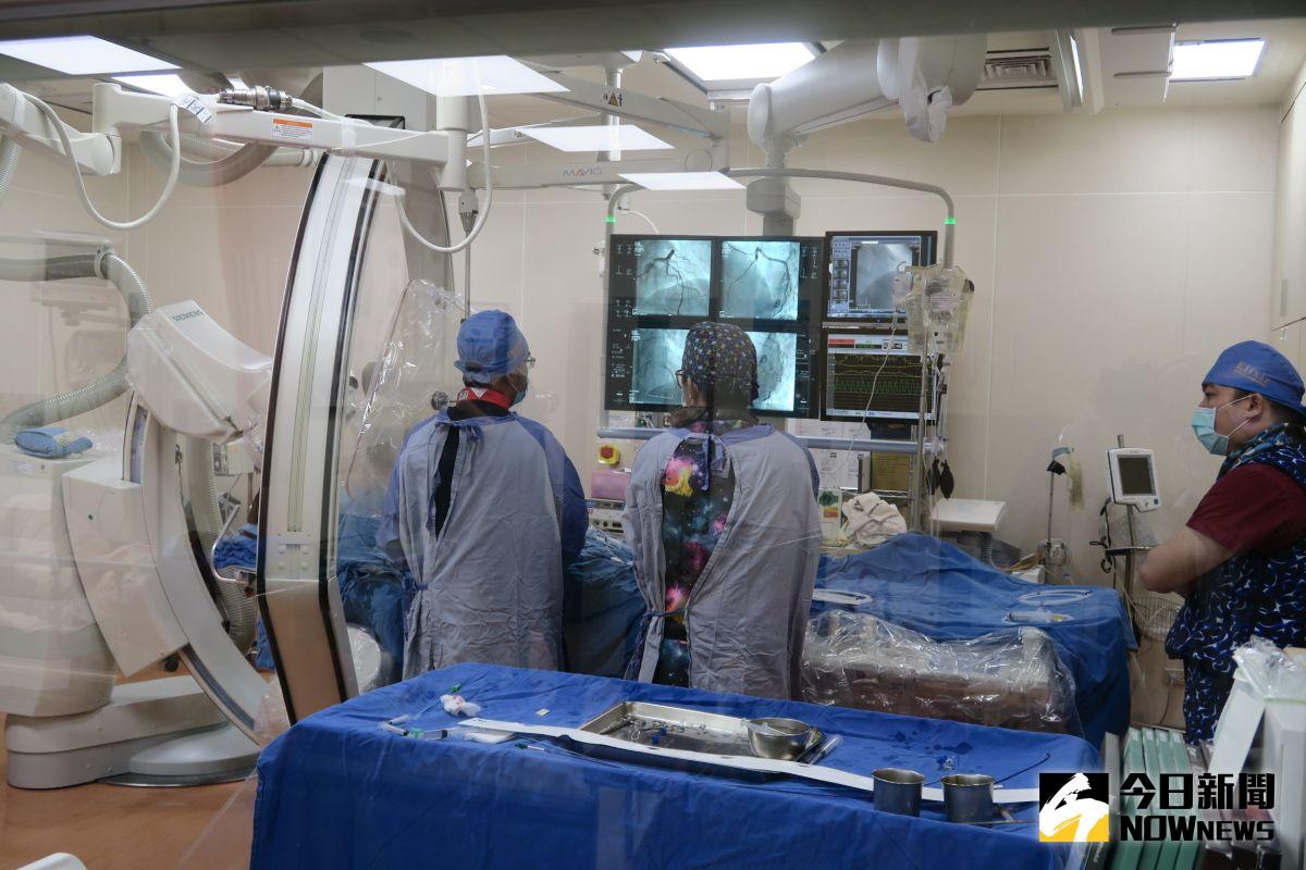 ▲衛生福利部彰化醫院心臟內科醫師位病患進行心導管手術。（圖／記者陳雅芳攝，2020.12. 17）