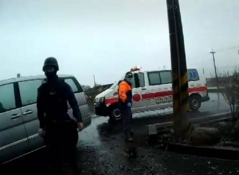 ▲警方請救護車將毒犯送醫院救治。(圖／記者陳惲朋翻攝）