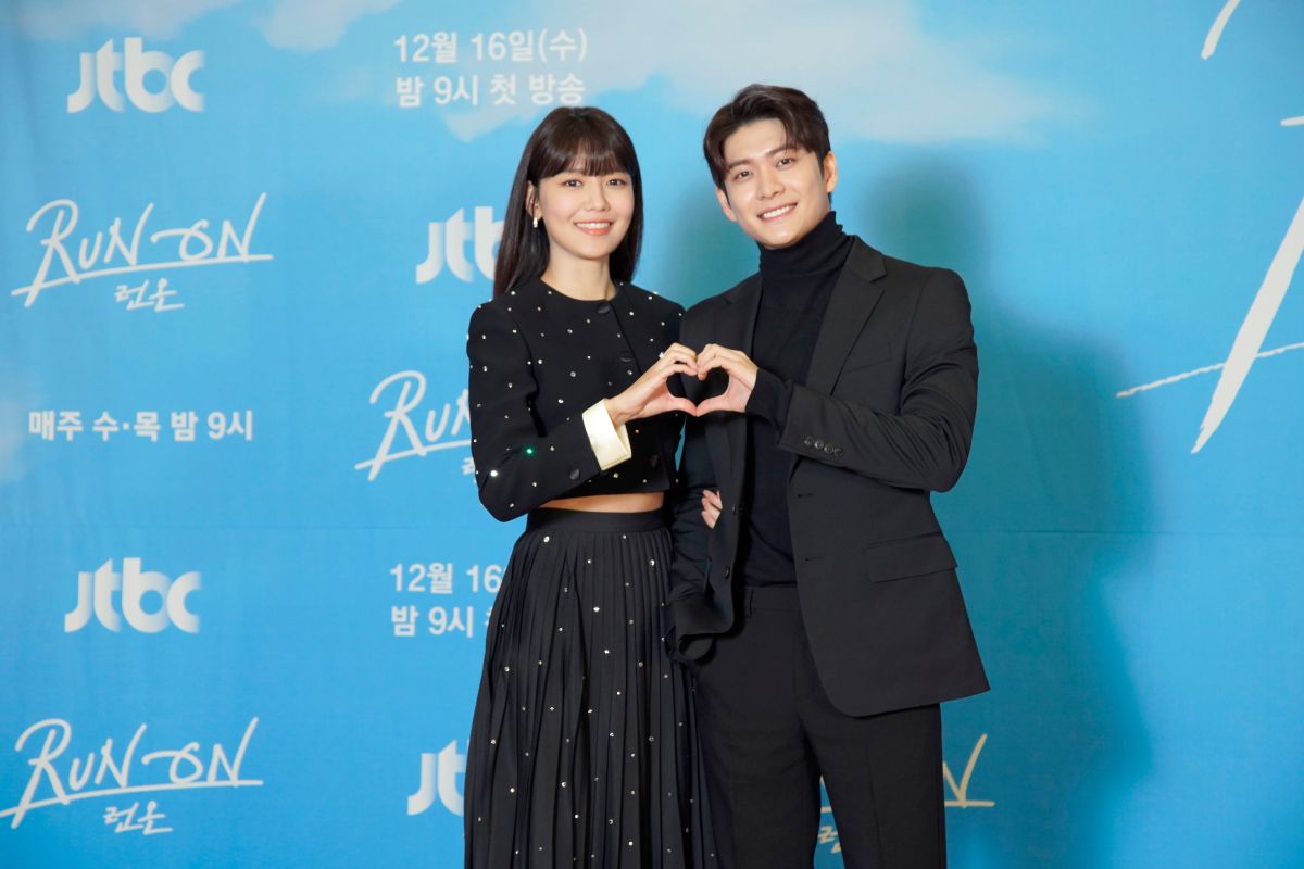 ▲「少女時代」秀英（左）劇中是年輕老闆，姜泰伍對她動心。（圖／Netflix）