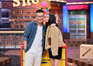▲沈玉琳(左)與愛妻芽芽結婚多年,夫妻倆也把握時間到處旅遊,享受1家3口的甜蜜時光。(圖/TVBS提供) ▲沈玉琳(左)與愛妻芽芽結婚多年,夫妻倆也把握時間到處旅遊,享受1家3口的甜蜜時光。(圖/TVBS提供)