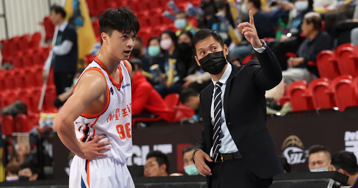 ▲總教練顏行書和球員耳提面命。（圖／聯盟提供）