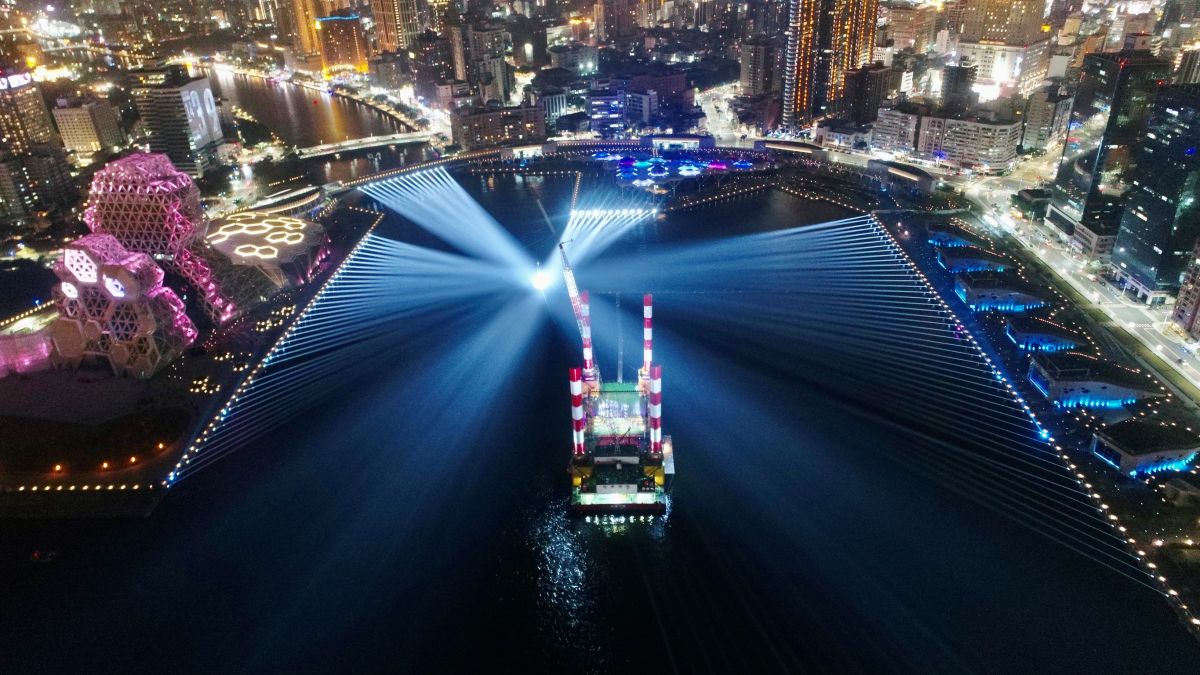 ▲高雄跨百光年活動，首度在愛河灣舉行，以光束、雷射，照亮起高流舞台、海上舞台、蓬萊舞台展現高雄之美。（圖/高雄市政府提供）