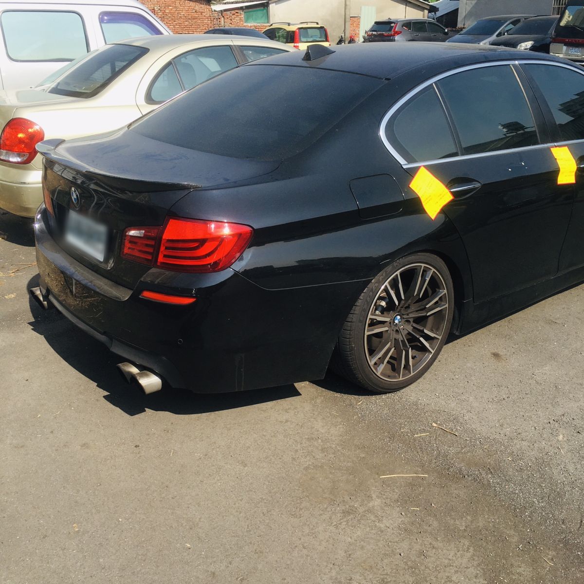 ▲陸軍第八軍團南訓中心馬姓士官昨天凌晨３時許疑似酒駕違規右轉，遭員警攔查拒絕酒測並僵持逾1小時除慘收18萬元罰單外警方也當場查扣所屬名車。（圖／記者郭凱杰翻攝）