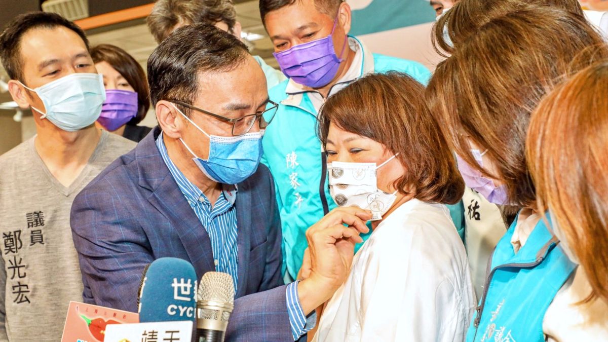 ▲朱立倫18日和嘉義市長黃敏惠共同出席嘉義市銀光守護貼活動，朱受訪時對醫師蘇偉碩案發表看法，他認為政府應給予言論自由空間。（圖／朱立倫辦公室提供）