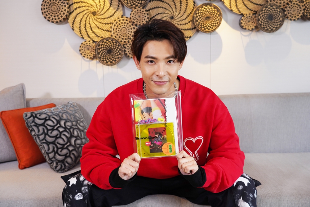 ▲晨翔抱著鳳梨、大蔥性感擺拍，大秀男人味。（圖／MyMusic提供）