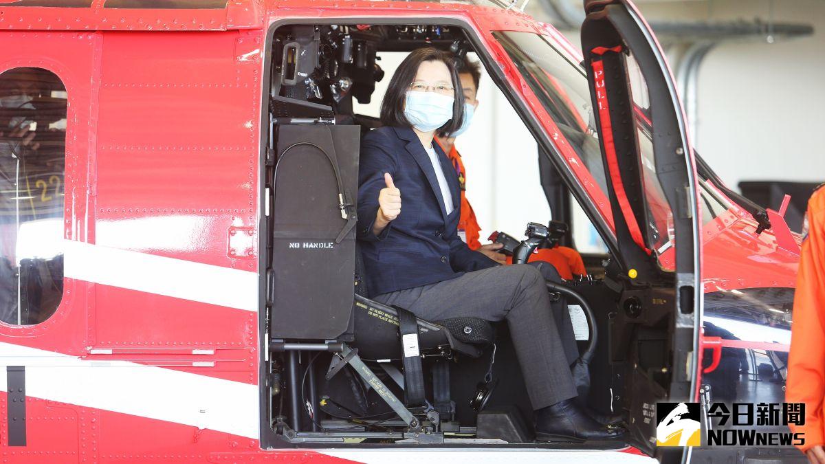 ▲蔡英文總統今（18）日出席「空勤總隊黑鷹機隊復編暨廳舍棚廠落成啟用典禮，肯定空勤總隊的辛苦成果 。( 記者郭俊暉攝，2020.12.18)