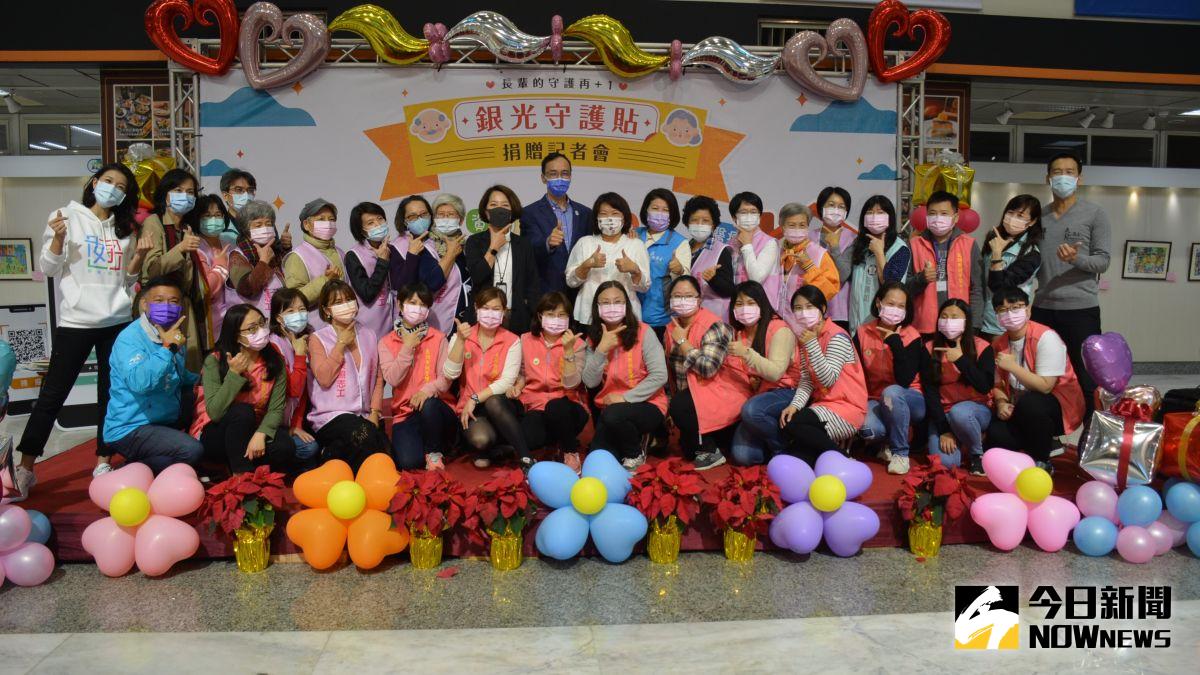 ▲銀光未來創新協會捐贈銀光守護貼給嘉義市。（圖／記者郭政隆攝2020.12.18）