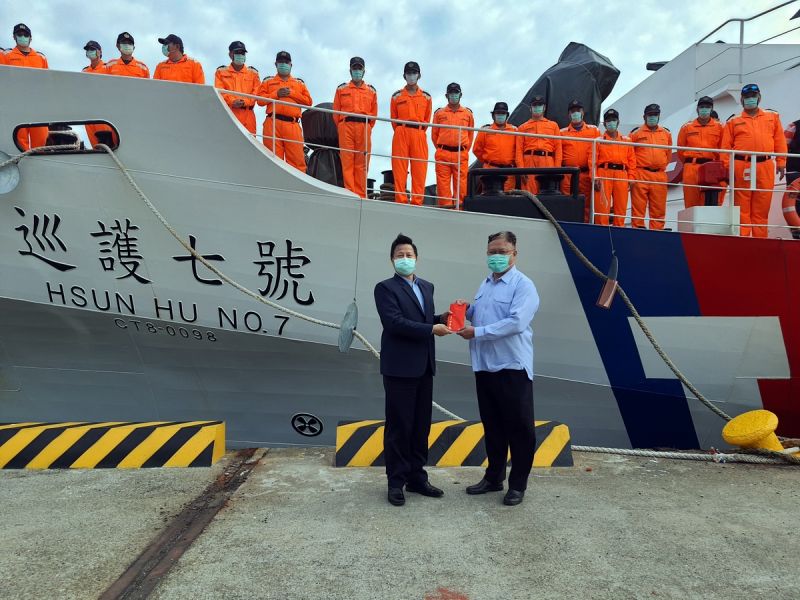 ▲海巡署艦隊分署長謝慶欽今日代表海洋委員會主委李仲威(圖下左)及海巡署署長莊慶達(圖下右)親赴碼頭迎接,對此次的遠洋救援後送任務給予高度的肯定與讚許。(圖/海巡署艦隊分署提供,