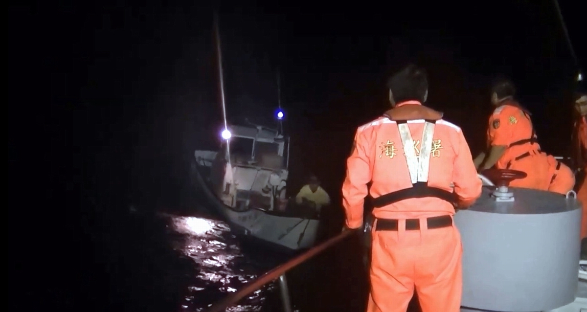 ▲昨(17)日19時40分接獲民眾報案，其友人78歲洪姓老船長駕駛「大有」號舢舨出海捕魚期間於小琉球西南方約2浬處海域失去動力，正於該海域漂泊等待救援。（圖／記者黃正忠翻攝, 2020.12.18）