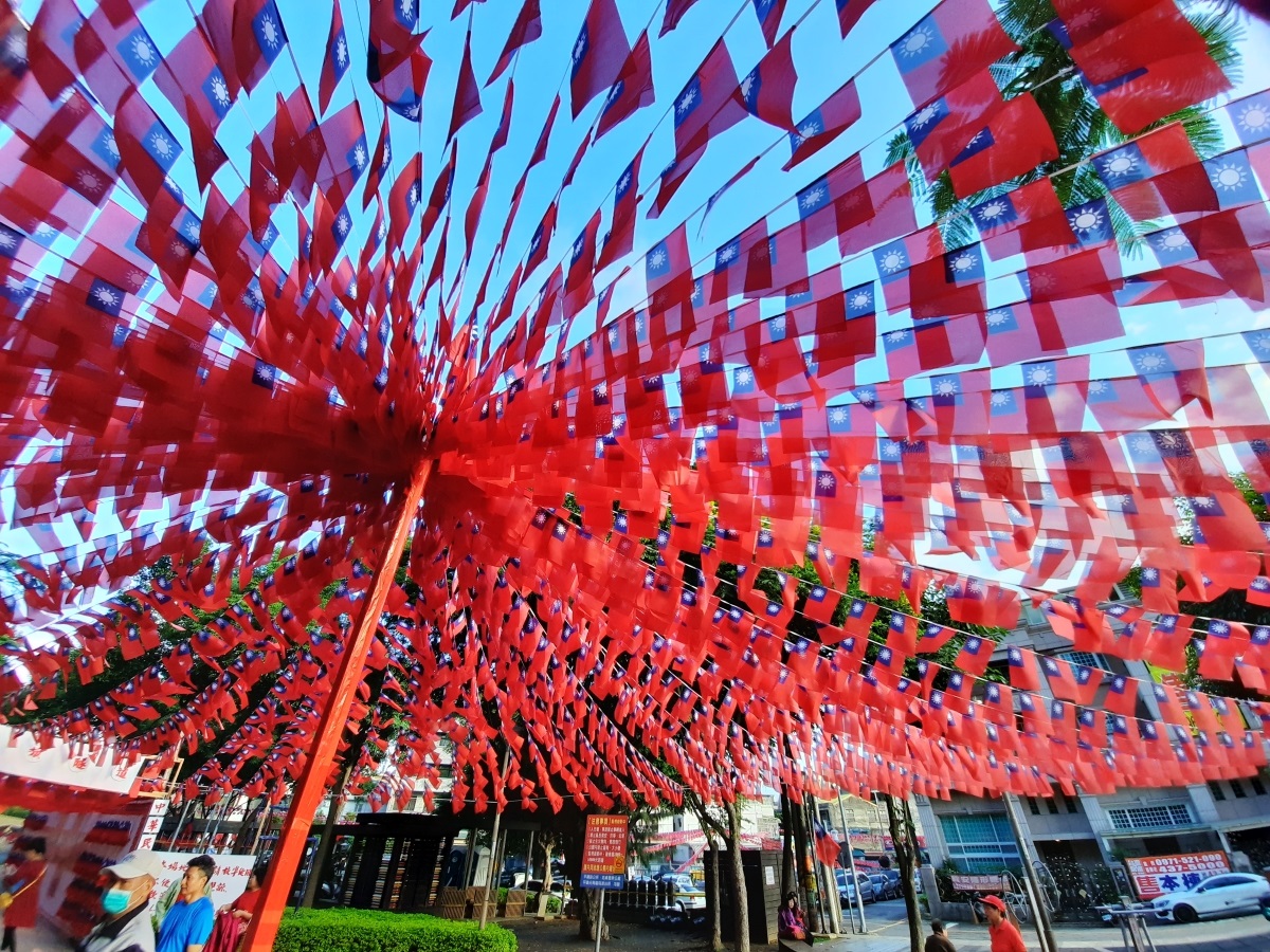 ▲ 龍岡地區素有國慶日升旗典禮，旗海飄揚而聞名。(圖/魅力金三角公關照片)