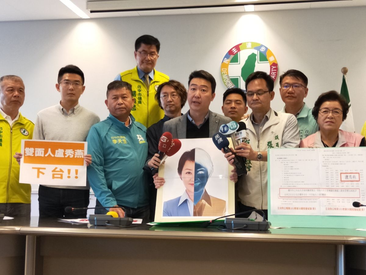 ▲台中市民進黨團議員痛批，市長盧秀燕公然說謊，提出2012年的立法院公報與當時剪報證明，不管是同意美牛進口、還是產地不標萊克多巴胺的美牛進口都投下贊成票。(圖／柳榮俊攝2020.12.18)