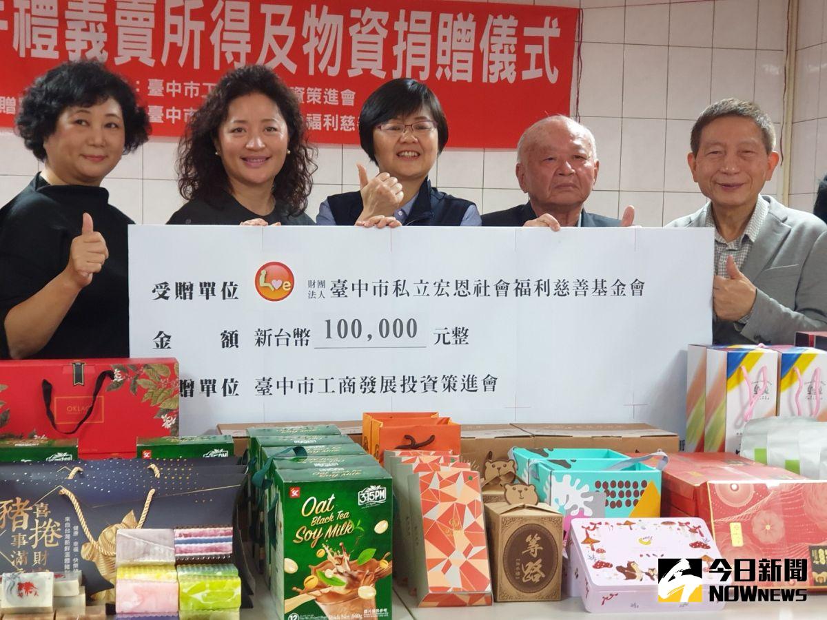 ▲十大伴手禮參與店家熱心公益，義賣捐助宏恩醫院，十大三冠王陳允寶泉加碼再贈2萬元，寒冬送暖。（圖／記者金武鳳攝，2020.12.18)