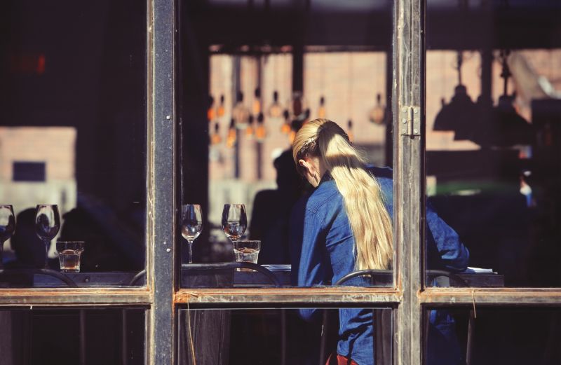 ▲美國一名女大生在餐廳打工時，被一位男客人問了一個問題，豈料就收到高達14萬元的小費，讓她又驚又喜。（示意圖，圖中人物與文章中內容無關／取自pixabay ）