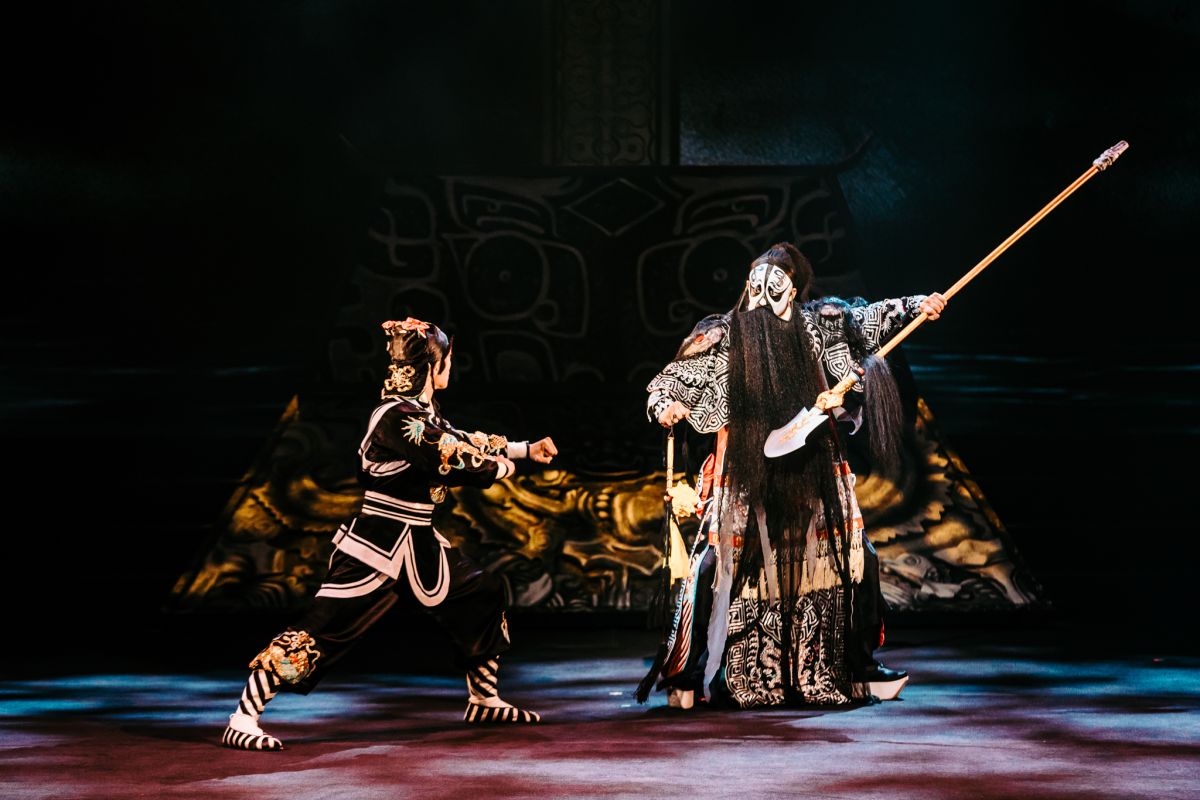 ▲戰場上霸王項羽駕馭著烏騅馬，以陷馬坑、跪步、劈岔、旋子等動作營造受困十面埋伏的悲壯氣氛。（圖／衛武營提供）