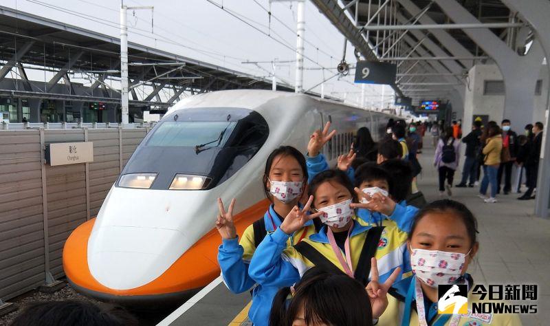 ▲花壇鄉三春國小同學在高鐵彰化站的協助下,搭乘高鐵列車前往台北,展開一趟特別的旅程。(圖/記者陳雅芳攝,2020.12.