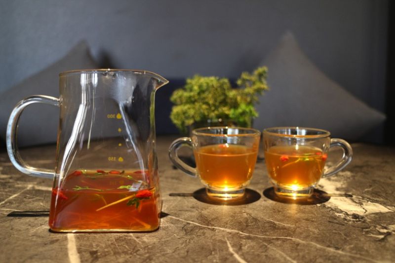 ▲雞茶雞湯經長時間熬煮而成,茶湯裡的百里香,完全將傳統雞湯香氣與口感,再度拉高到米其林星級餐廳的層次。(圖/特約記者梅君綺)