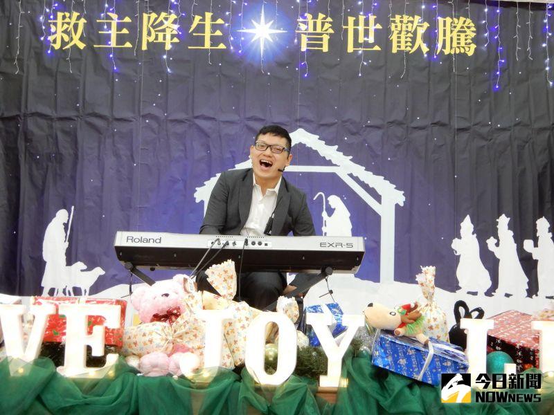 ▲歌唱擂台秀,罹患腦性麻痺的柯亞洲他克服肢體障礙,獨自在擂台上自奏自唱參賽曲目「平安」,那股不畏困難的精神真叫人感動。(圖/記者陳雅芳攝,2020.12.
