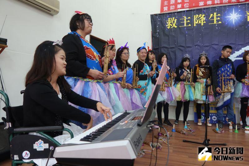 ▲蔡憶婷在安克隆樂團裡擔任電子琴手,很多人都不敢相信腦性麻痺女孩蔡憶婷,以意志力戰勝天生缺陷,他用左手中指彈奏曲目。(圖/記者陳雅芳攝,2020.12.