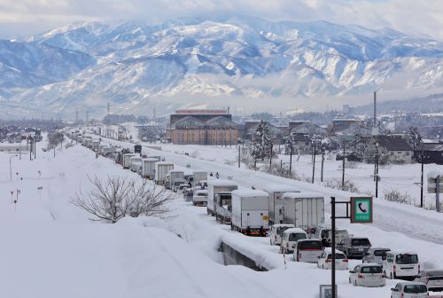 ▲日本新瀉縣近日降下大雪，導致當地往來東京的交通道路受阻，今（18）日經過排除後，往東京的上行道路仍然回堵約15公里。（圖／美聯社／達志影像）