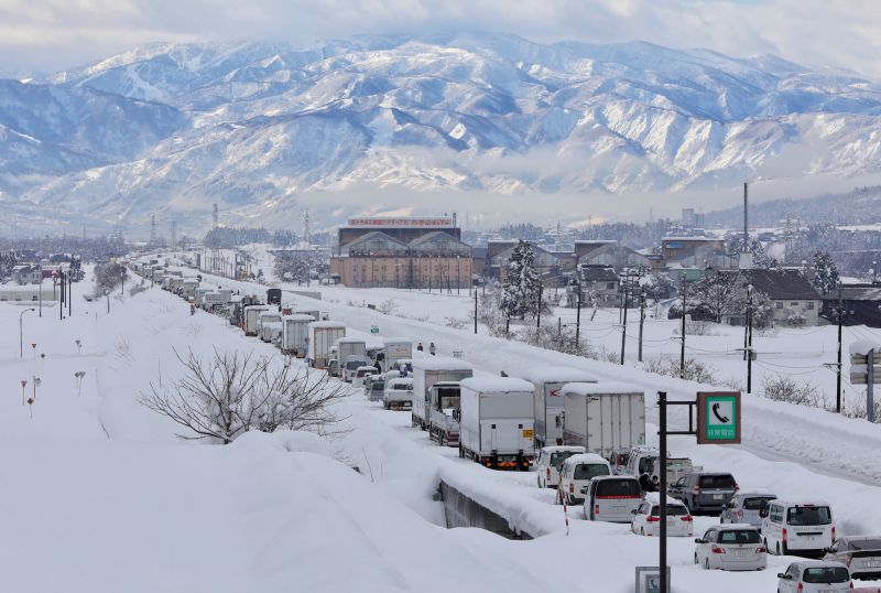 ▲日本 1 月起各地降雪不斷，在東北、北陸等地區降雪量更是創下歷史新高。（圖／美聯社／達志影像）