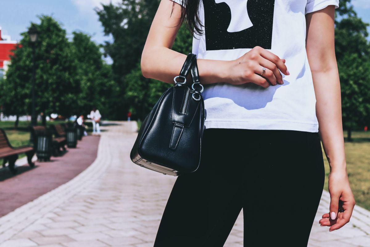 ▲一名女網友日前不小心將咖啡灑在名牌包上，豈料婆婆竟然霸氣叫他「去衣櫃挑一個」，讓大批網友好羨慕。（示意圖，圖中人物與文章中內容無關／取自unsplash）