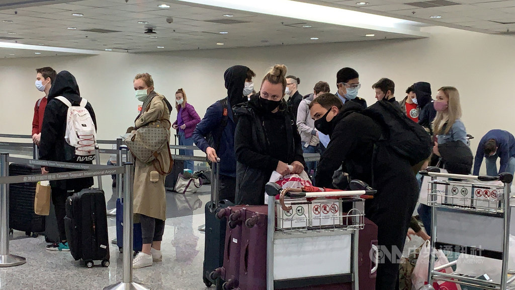 ▲莫斯科古典芭蕾舞團因有8人確診武漢肺炎，原訂在台的演出宣告取消，42名須居家隔離的團員今晚搭乘土耳其航空離台。   圖：中央社